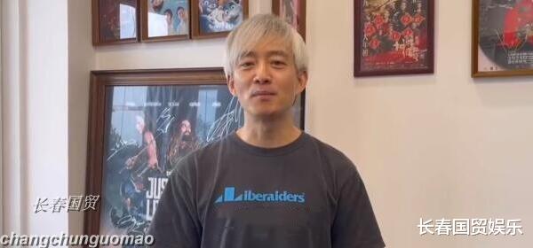 央视|央视最帅主持人近照曝光,53岁身材消瘦染满头白发,网友认不出