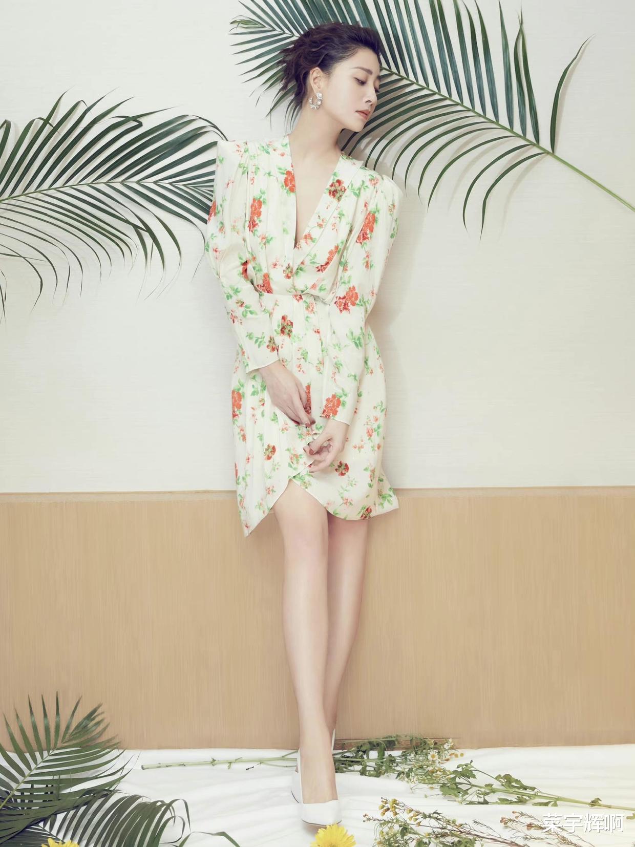 殷桃|殷桃和袁立同框媲美，一个知性一个妩媚，气质差别很大