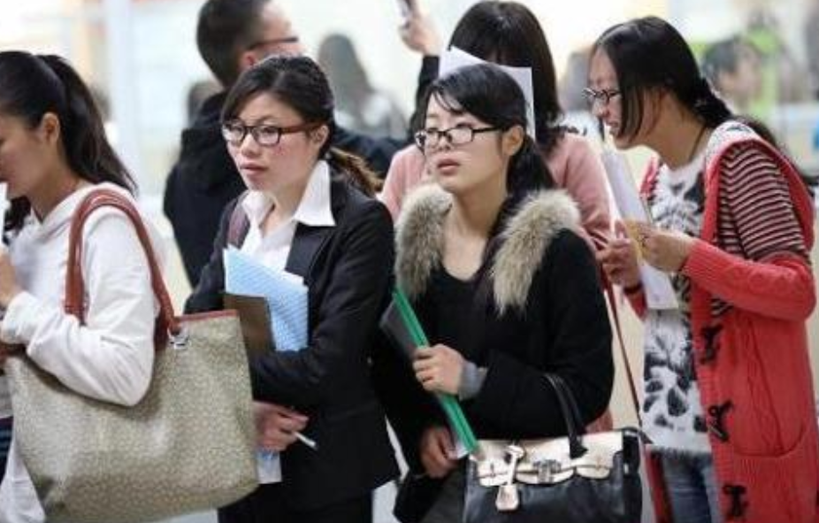 求职|“双非”女硕士,寒窗18年却求职无门:只能乖乖在家带娃