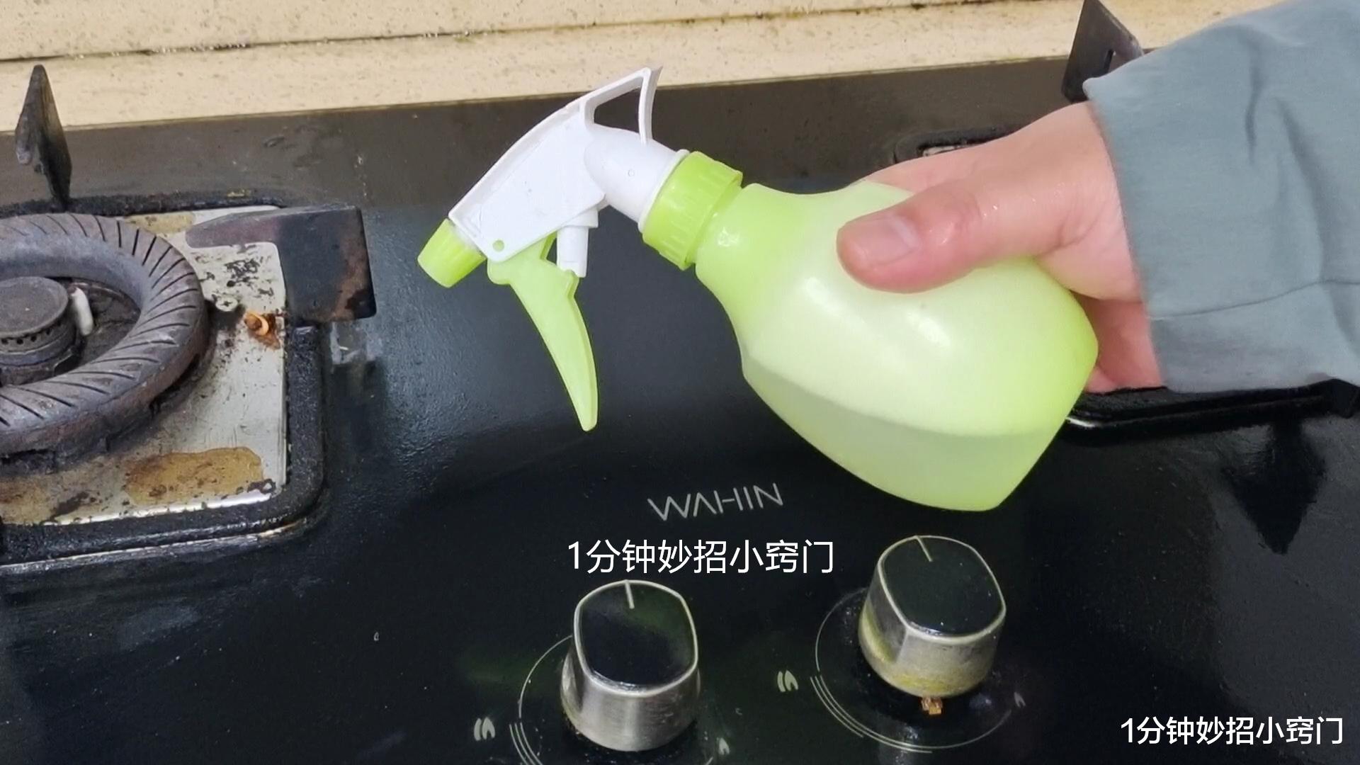 不管家里油烟机有多脏多油,用上1个口罩,一抹一擦立马焕然一新