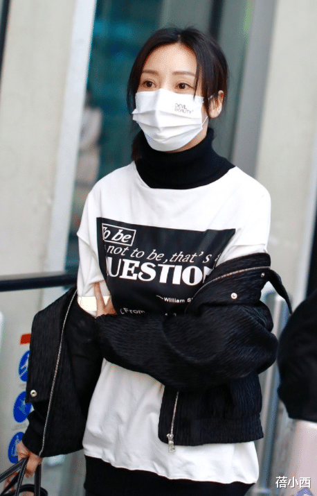 柳岩|“柳岩”怎么不走性感风了？机场穿黑白配休闲装，素颜也很显年轻