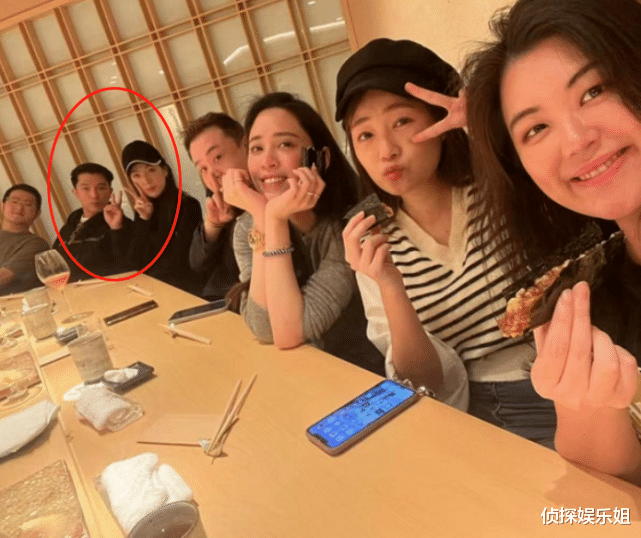 许玮甯|许玮甯罕晒与邱泽合照撒糖，小两口穿情侣装下厨，妇唱夫随超甜