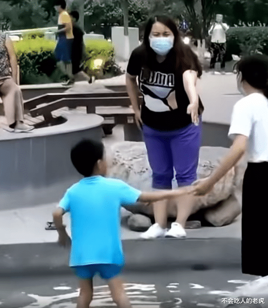 女子带孩子进小区喷泉池玩水,众人怕触电好言相劝,遭到女子拒绝并发生争吵!