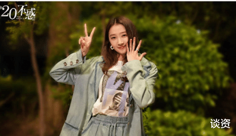 关晓彤|关晓彤御姐大片，穿镂空西装，事业线若隐若现，被群槽土现风格大变