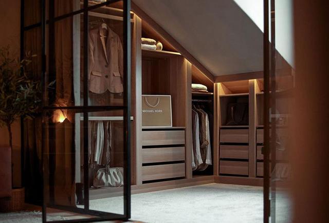 客厅卧室不用实墙，48平一室，长长的黑框玻璃隔断，格调十足真酷