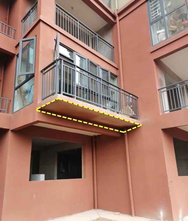 买了架空层的二楼,平台装上护栏当双层阳台用,邻居凭啥投诉?