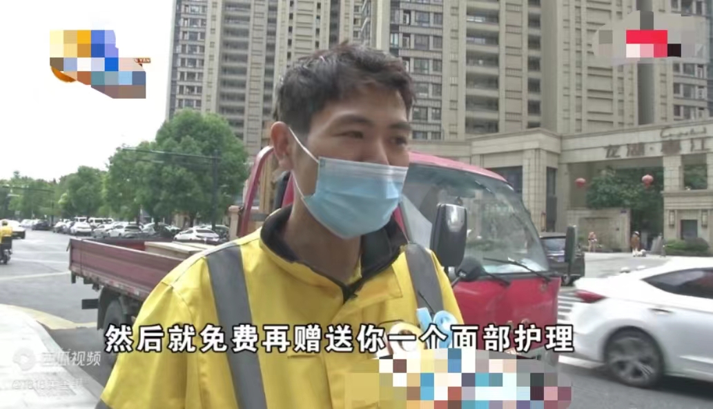 浙江杭州,一男子是个外卖小哥,送完餐,路过了一家理发店,看到店里发的卡片