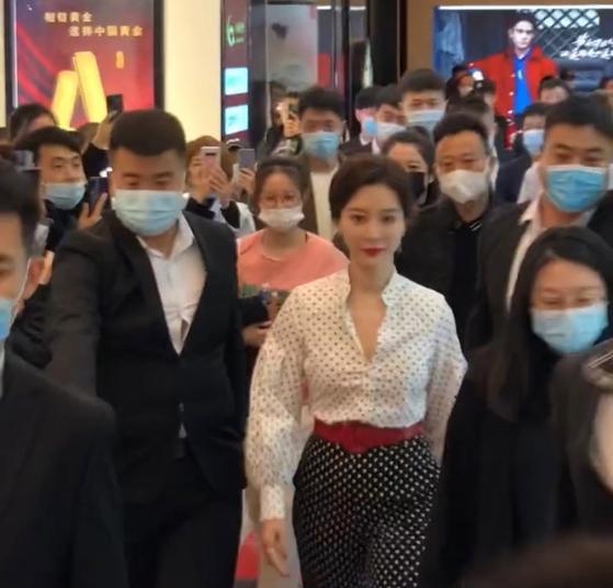 陈数|陈数出场保镖开路很威风,V领太低还能忍,这一点就过分了