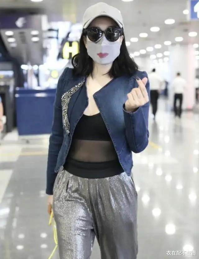 穿衣搭配 钟丽缇很会拿捏细节，口罩涂口红不算啥，透而不露才是高级的性感