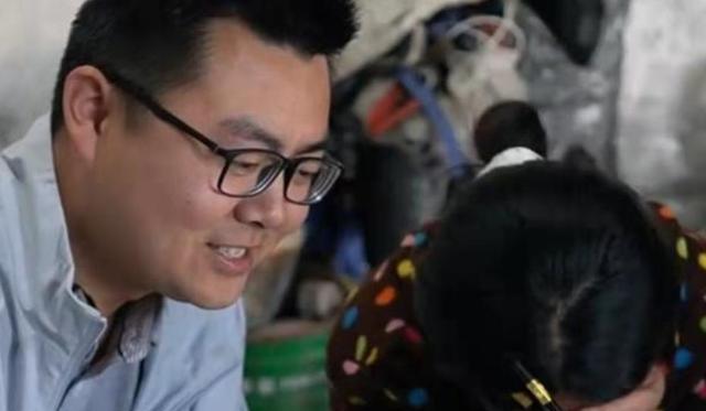 许敏|奇奇悦悦亮相直播间，遭眼红这是出来挣钱了，悦悦的神态酷似许敏