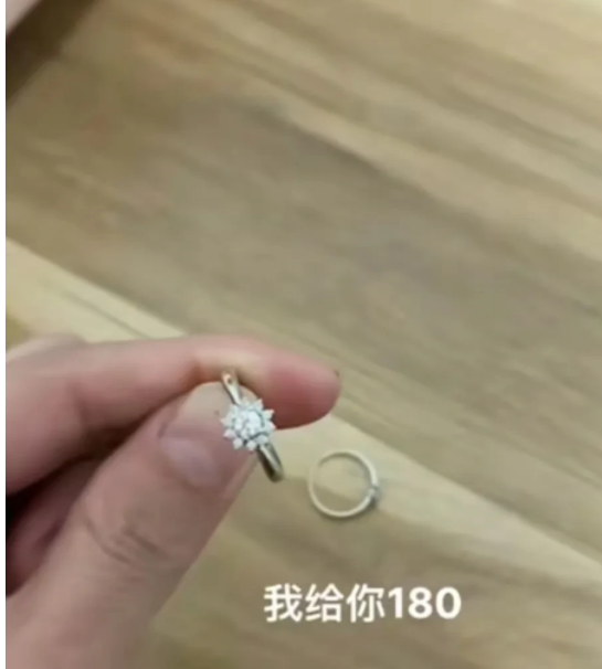 安徽,女子觉得10年前花18000买的两个钻戒太小,就想换个大的!