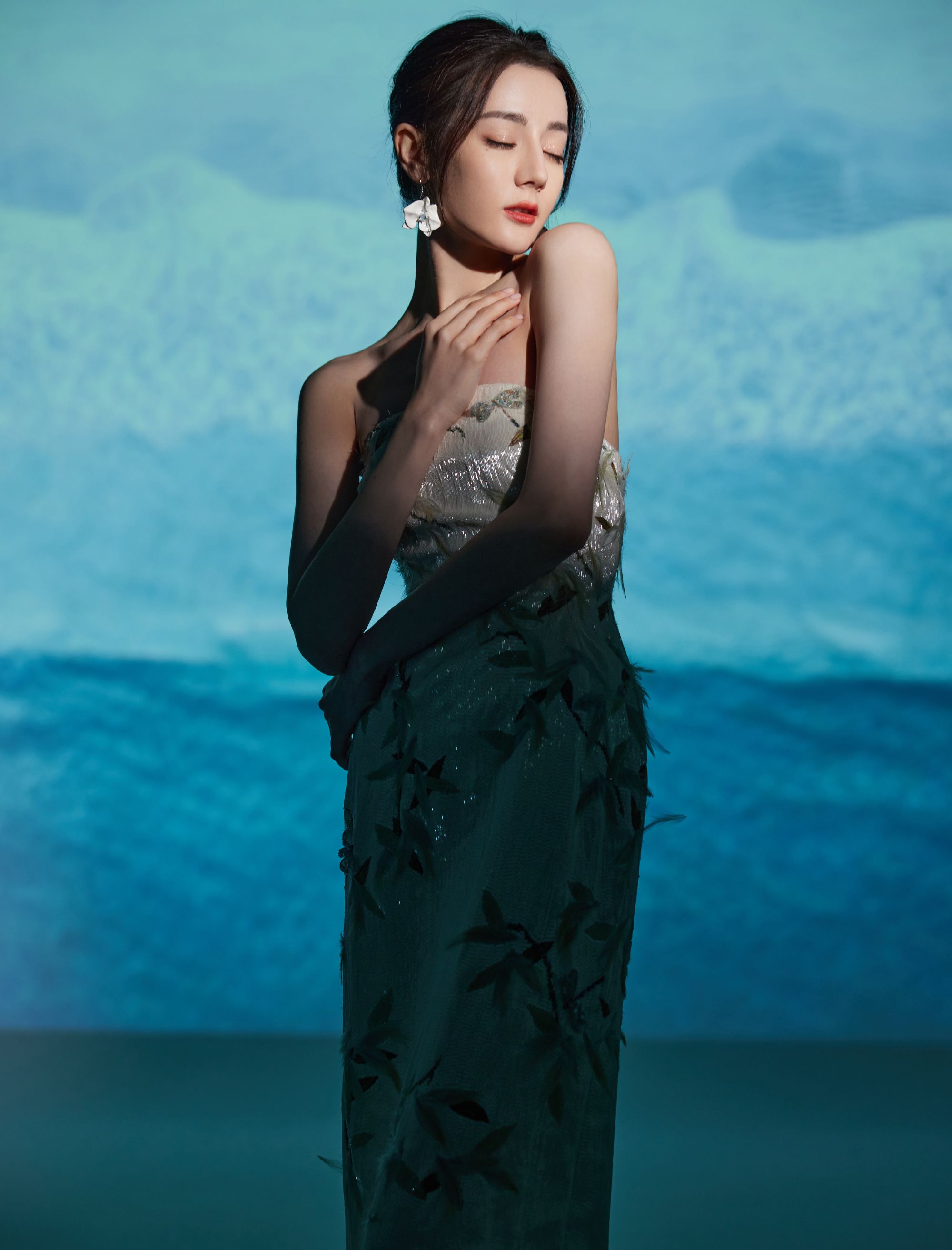 迪丽热巴|迪丽热巴是仙女吧？穿抹胸裙直播打扮清凉，窈窕身段气质绝美