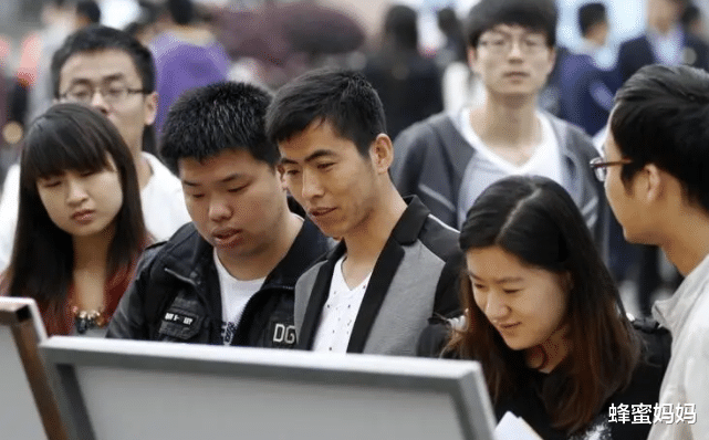 大学生|大学生就业时的“迷惑行为”，月薪过万招聘遇冷，月薪3000争相报名