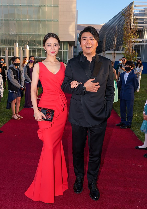 紧身裙更适合梨形身材,吉娜的身材穿上后,都显得“肉嘟嘟”的