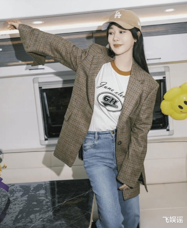 杨紫情人节晒照,穿格纹西装搭配蓝色牛仔裤,时尚又减龄 - 娱乐资讯(主