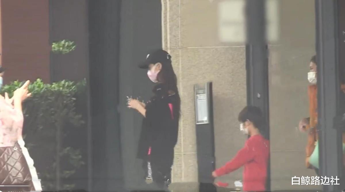 Angelababy|杨颖携儿子逛海洋乐园！5岁小海绵酷似黄晓明，3名保姆贴身照顾