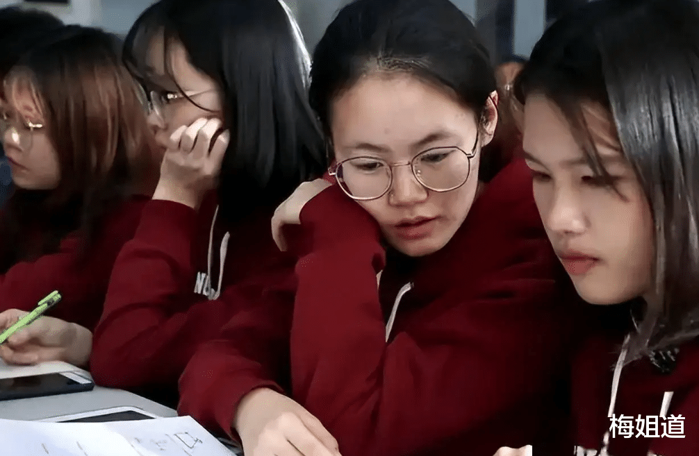 教师|22年考教资的人数超千万，其中800万人为非师范生，想上岸非易事