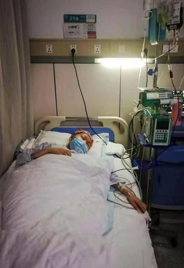 漂亮女大学生患病后容貌突变让人心疼,七旬爷爷为救孙女工地搬砖