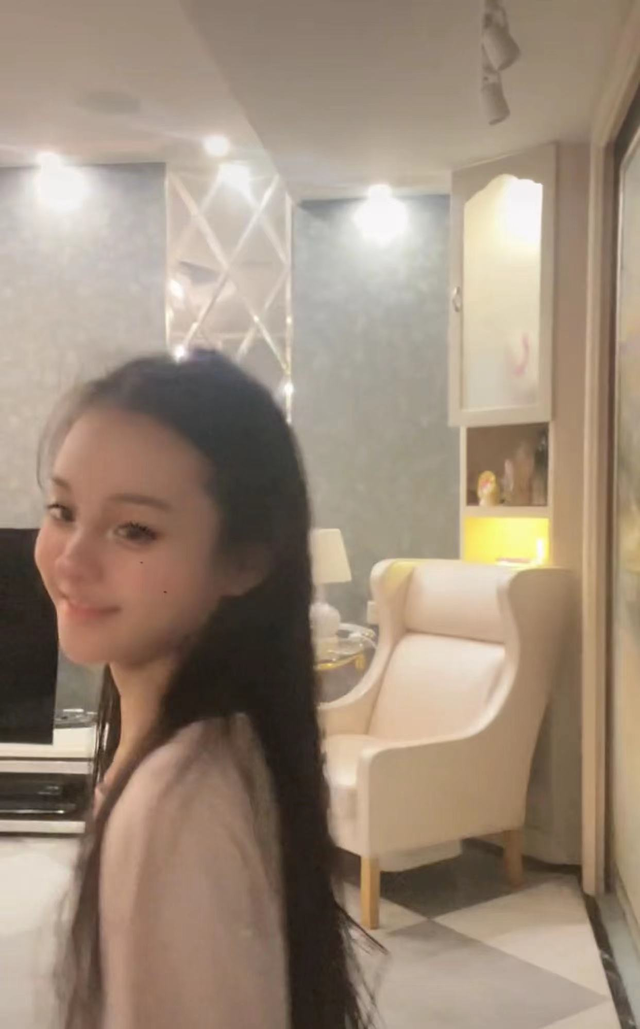 贾云馨|李小璐晒女儿欧美妆！甜馨长发及腰容貌精致，千万豪宅内景罕曝光