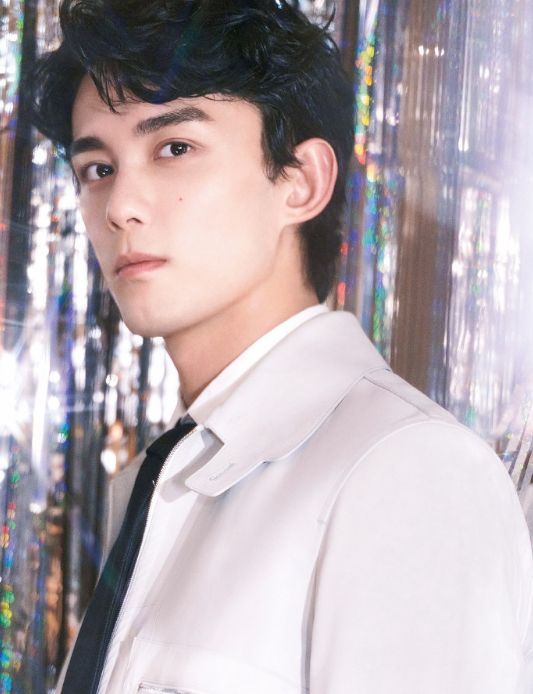 胡歌|吴磊向涵之被传恋爱,两人用同款吉他手机壳,粉丝发文澄清