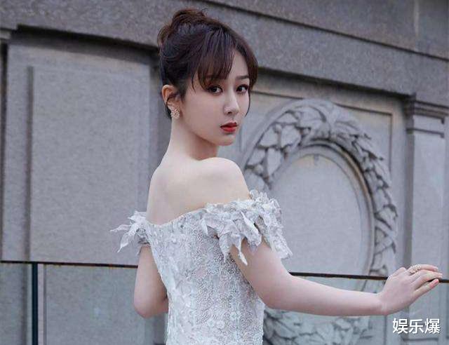 杨紫|杨紫现身环球影城被偶遇,状态良好获称赞,却因私服被吐槽