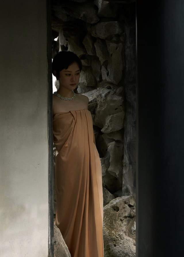 孙俪|39岁孙俪新造型太性感！穿紧身吊带秀身姿，腰部镂空皮肤白到发光