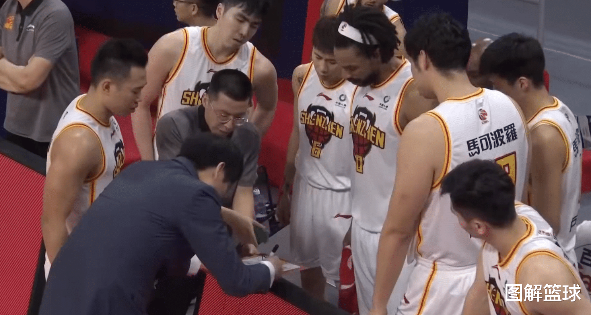 深圳男篮|CBA上演奇葩边线绝平战术，球员乱跑一通后反送对手打进制胜一球