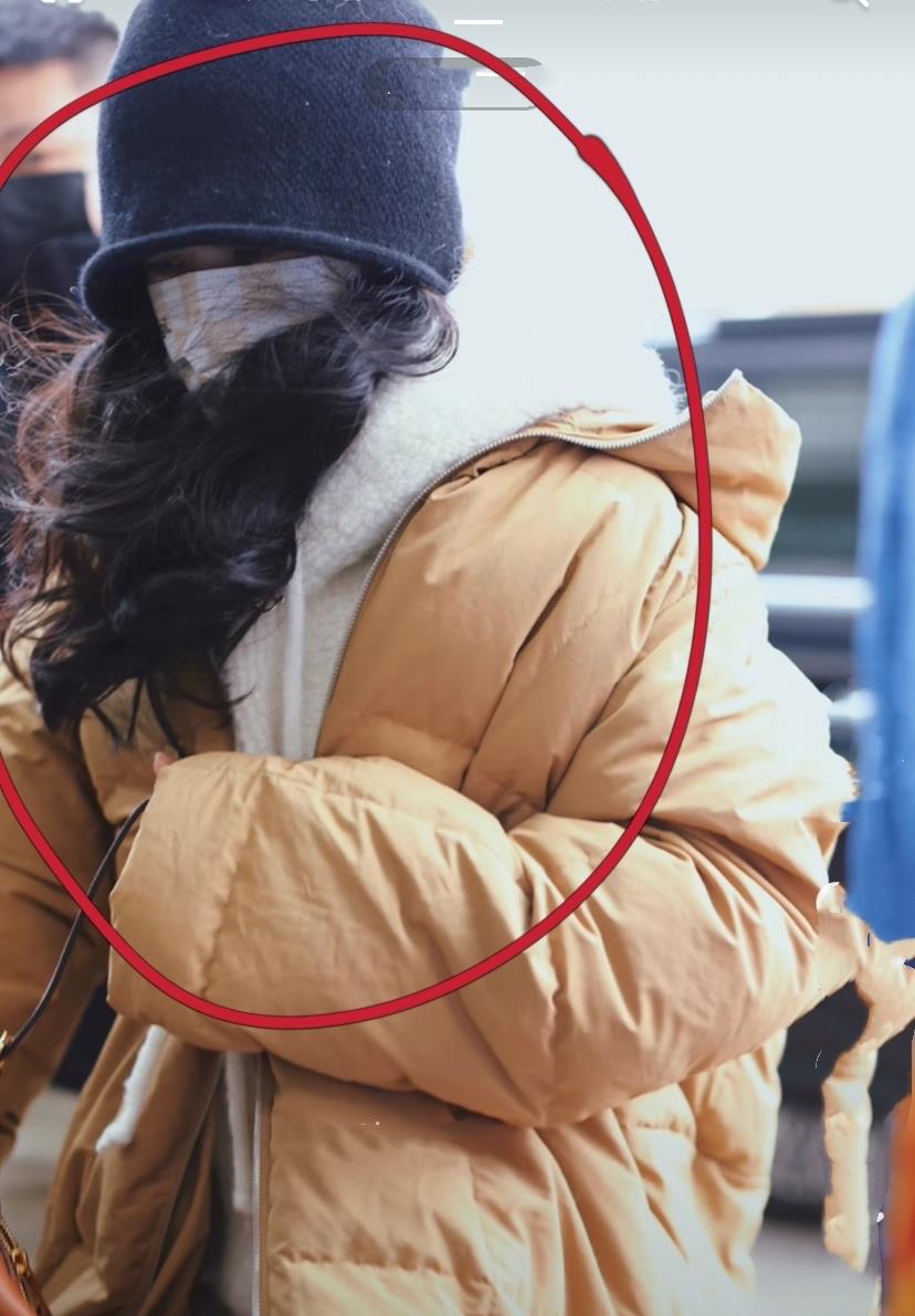 赵丽颖|赵丽颖宁波杀青赶回北京!怕冷裹得严严实实,下车还忙着装东西