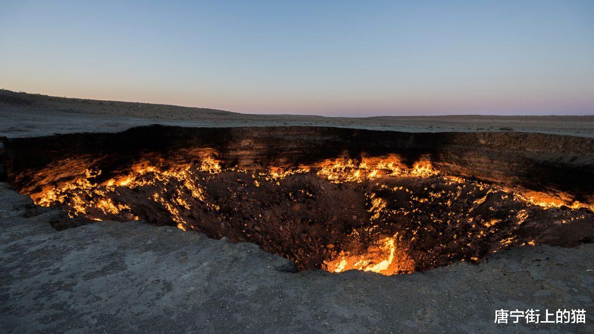 地狱之门的内部，巨大火坑已燃烧了50多年，至今无法扑灭