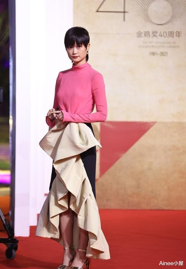 李宇春|李宇春的品味越来越好,穿蓝色亮片裙温婉大气,看脸挺有气场的