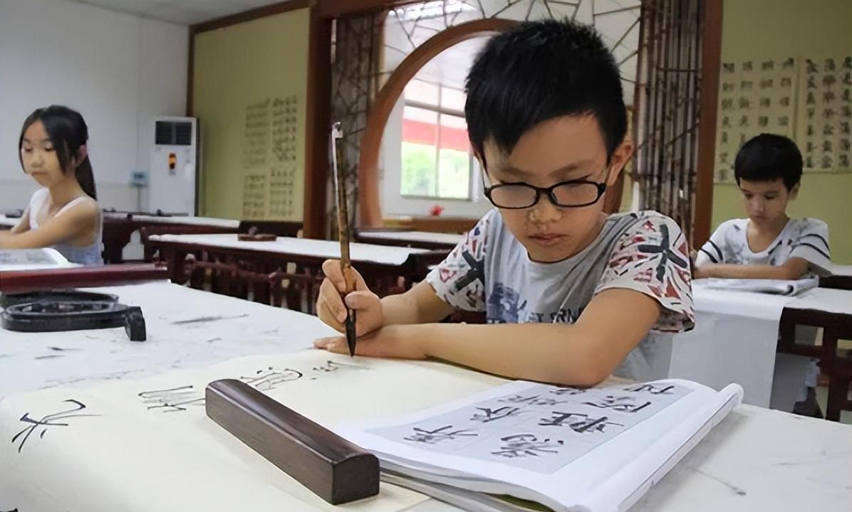 潘粤明|“潘粤明字体”火了,笔墨新颖自成一派,00后学生秒变迷弟迷妹