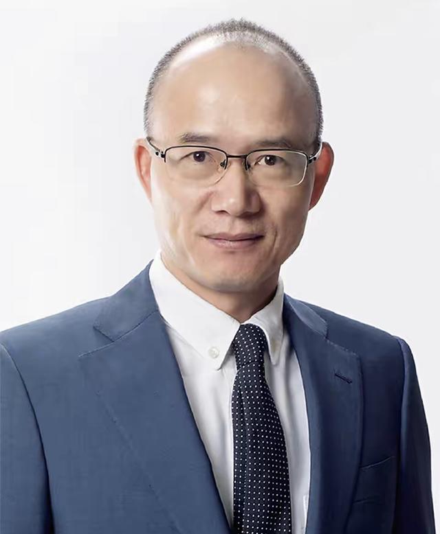 张天爱|李冰冰与众富豪聚餐，小露香肩身材火辣