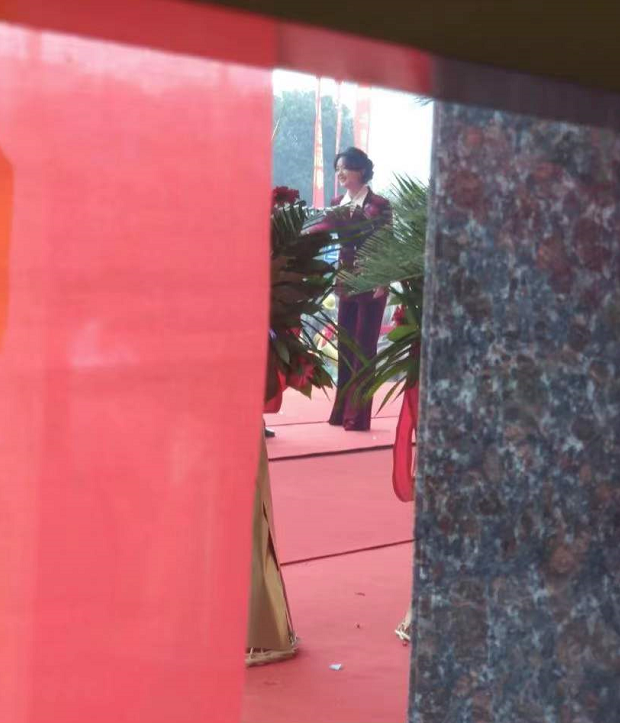 赵丽颖|赵丽颖参加春晚第三次彩排，穿百元裤子气场强，边拍戏边彩排超努力