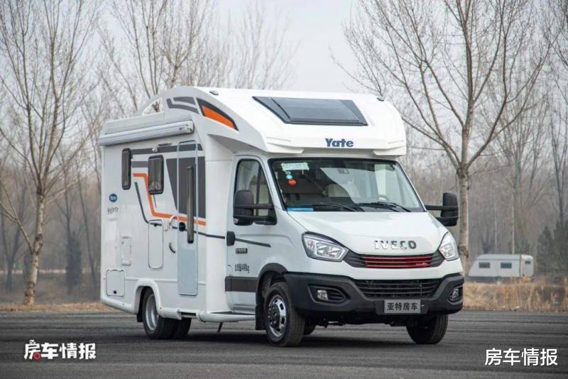 小顶设计的房车，带干湿分离卫浴室真方便，隐藏大床能睡一家四口