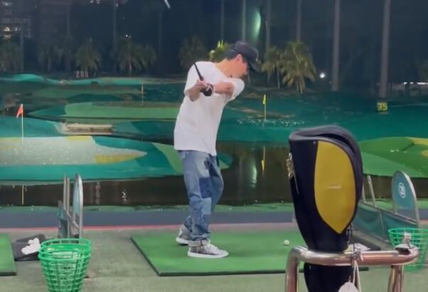 林俊杰|林俊杰新冠痊愈后现身，与父亲打高尔夫，粉丝合照特意嘱咐别公开