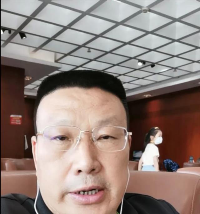 杜新枝举着姚策照片下跪,许敏又被举报身份问题,潘克律师回昆明