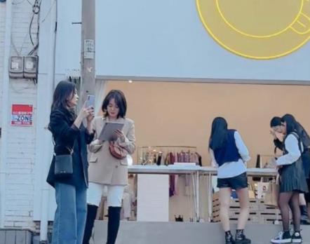 宋慧乔|宋慧乔复出拍戏照曝光，身材暴瘦靠穿阔腿裤遮，神情冷漠不见笑容