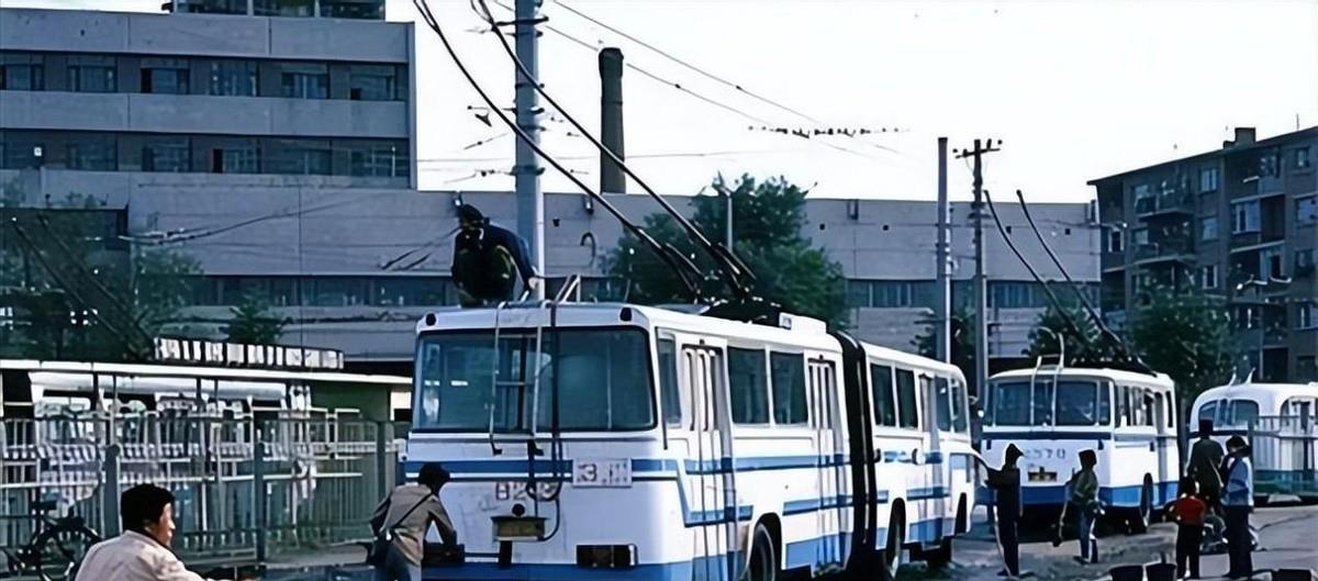 1984年,哈尔滨公交司机发明“水变油”震惊全国,13年后锒铛入狱
