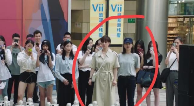 白百何|蒋欣白百何同框，两人成鲜明对比，欣姐才是微胖界扛把子