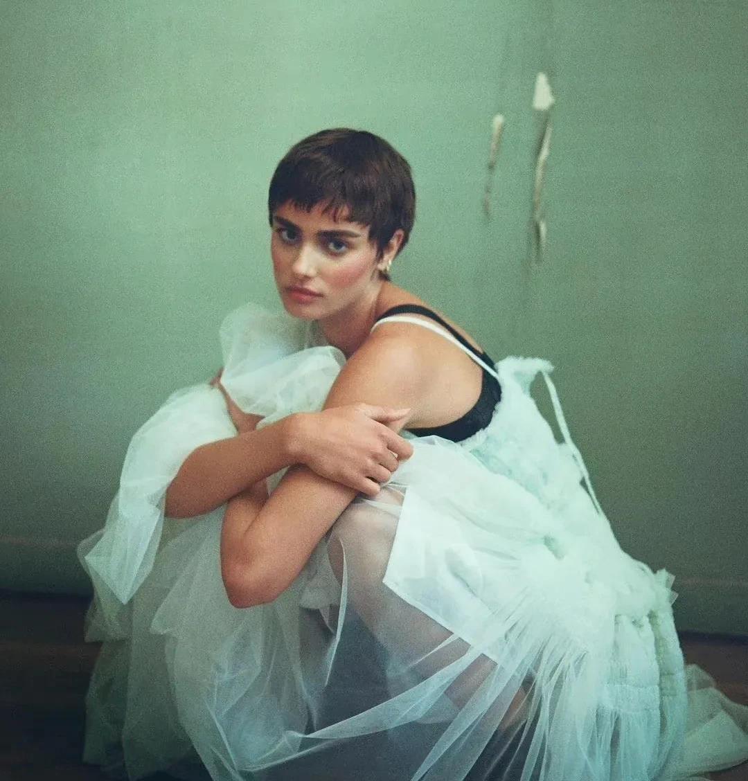 短发 超模小泰山TaylorHill剪短发,差点撞脸赫本,这是什么神仙颜值