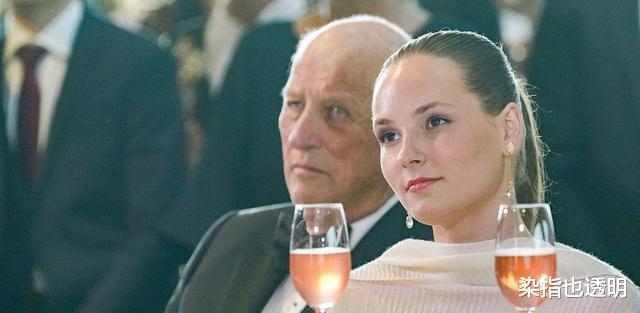 王冠|挪威公主穿礼服着绶带，戴宝诗龙百年珍珠王冠，开心庆祝成年礼