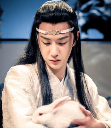 王一博|王一博的待上映作品又上热搜，95后潜力无穷，不止是会跳街舞！