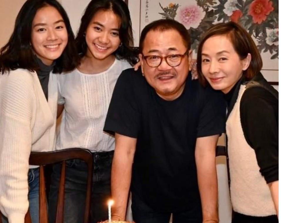 毛舜筠|62岁毛舜筠晒一家人合照，丈夫比自己大14岁，两人同框更像爷孙照