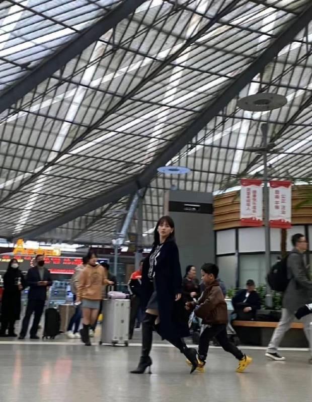 张嘉倪|张嘉倪不惧净身出户！车站拍戏被偶遇，黑大衣长靴美腿如女强人