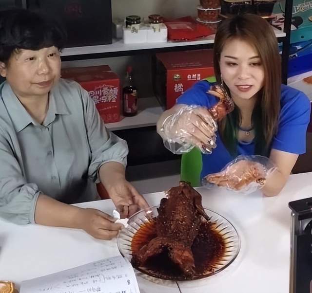 杜新枝直播回应捐款质疑,问心无愧经得起考验,柴桑大姐喊话老杜