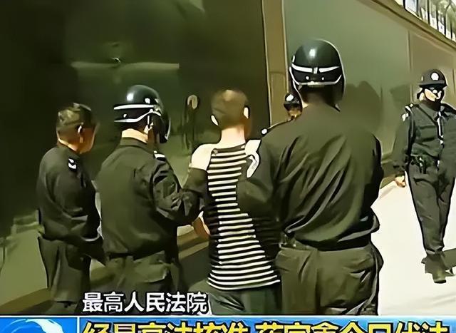 2011年药家鑫走下法庭,与父亲告别后,被押殡仪馆抬进死刑执行车