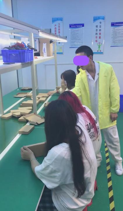 女子上班时和一男子网聊,被监工男友发现,女子:他只是个追求者