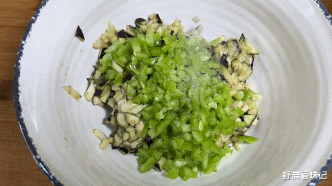 想吃素包子的看过来，茄子青椒馅，馅料鲜美，面皮蓬松柔软，好吃