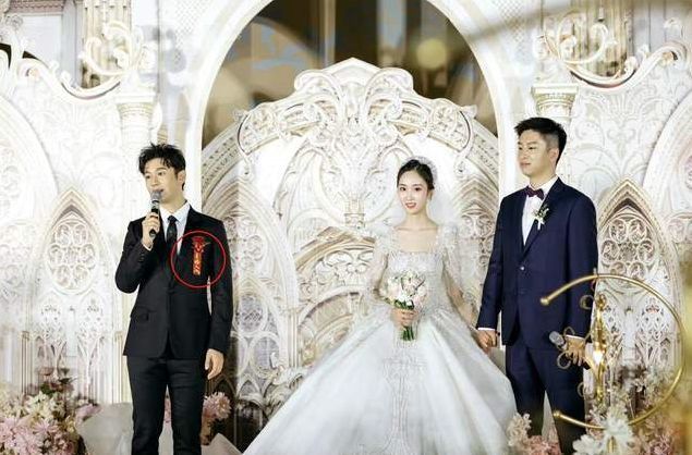 黄晓明|黄晓明看夕阳被偶遇，侧颜状态被赞帅气，海边搭帐篷好惬意