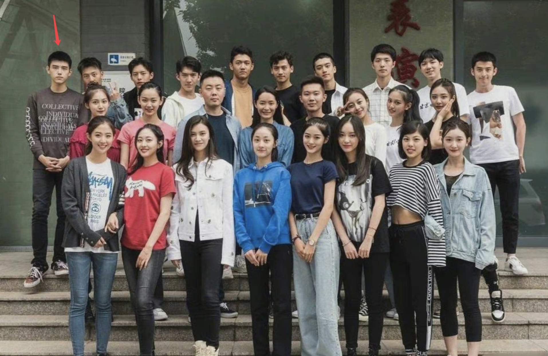 陈飞宇|北电大三学生陈飞宇班级合影:女同学颜值高,他低调站在后排角落